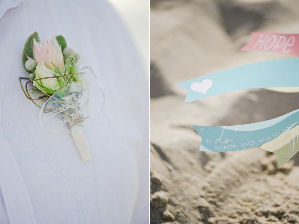 Photo Buttonier des Bräutigams mit Aufschrift: Tying the knot
